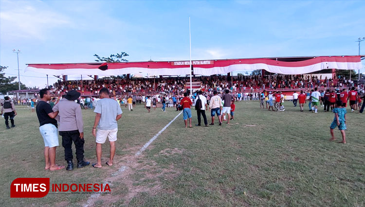 Suasana-penonton-di-Stadion-Merah-Putih-Pulau Morotai.jpg