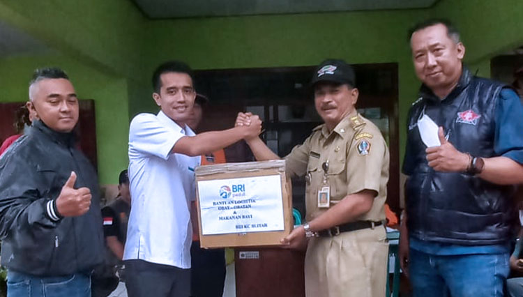 Secara simbolis bantuan diserahkan pimpinan cabang BRI Blitar, Yulizar Verda Febrianto kepada camat Kecamatan Sutojayaan. (Foto: BRI)