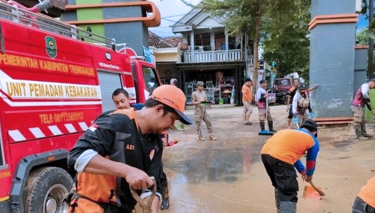 petugas gabungan saat melakukan pembersihan di depan RSUD Umum Kabupaten Trenggalek (FOTO: Instagram BPBD Trenggalek)