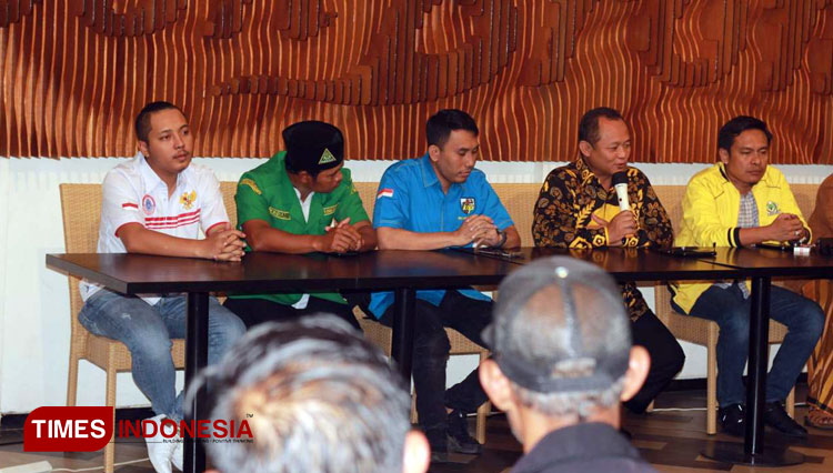 nyerahan-bantuan-Arek-Suroboyo-bagi-Aremania-korban-Stadion-Kanjuruhan-a.jpg