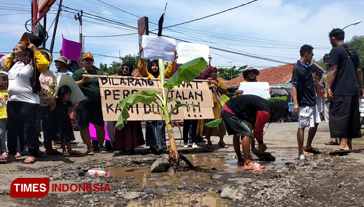 Aksi tutup jalan masyarakat Desa Tegalurung Balongan akibat kecelakaan maut. (Foto: Selamet Hidayat/TIMES Indonesia)