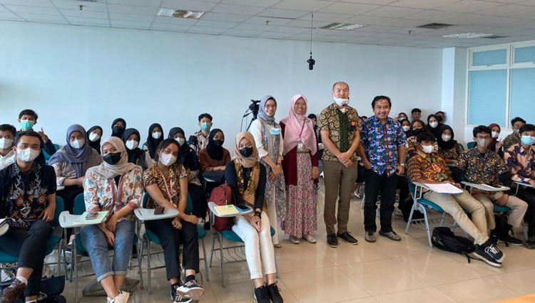 Keisuke Imamura, Ph.D dalam Sesi ke-8 Eurasia International Course di FIS UNJ. (FOTO: AJP TIMES Indonesia)