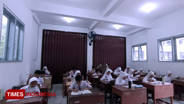 Nurul-Yaqin-Pacitan-Ahmad-Sunarto-Putro-mengawasi-PTS.jpg