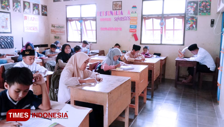 Monitoring pelaksanaan PTS di SD Islam Nurul Yaqin Pacitan. (FOTO: Fitri for TIMES Indonesia)
