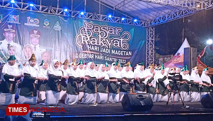 Santri Pondok Pesantren Tahfidzul Qur'an (PPTQ) Nurul Falah Poncol saat menampilkan Pentas seni tari shaman. (FOTO: Aditya Candra/TIMES Indonesia)