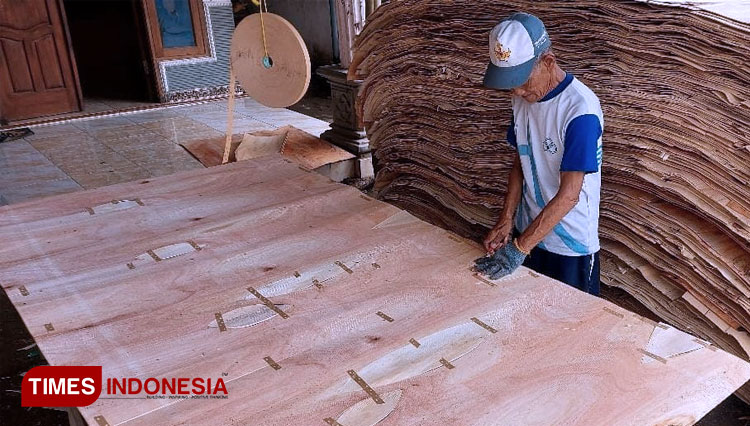 PT WCT melakukan pemberdayaan masyarakat mengolah repair bahan playwood. (FOTO: PT WCT for TIMES Indonesia)