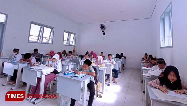 Peserta-didik-memakai-pakaian.jpg