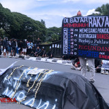 Aksi Turun Jalan, Ratusan Aremania Bawa Keranda Mayat ke Balai Kota Malang