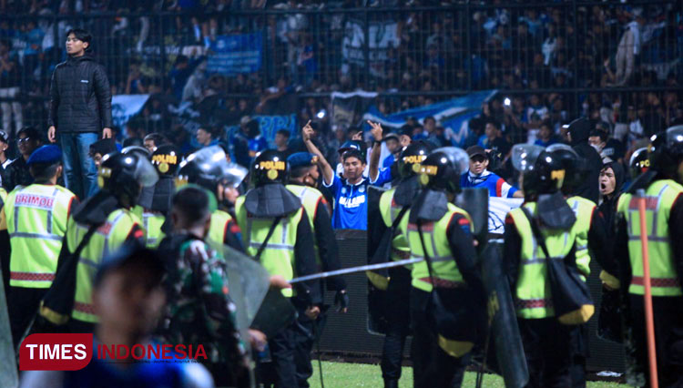 Aremania turun ke lapangan setelah kecewa timnya mengalami kekalahan atas Persebaya di Stadion Kanjuruhan Malang. Sabtu (1/10/2022). (Foto: Tria Adha/TIMES Indonesia)