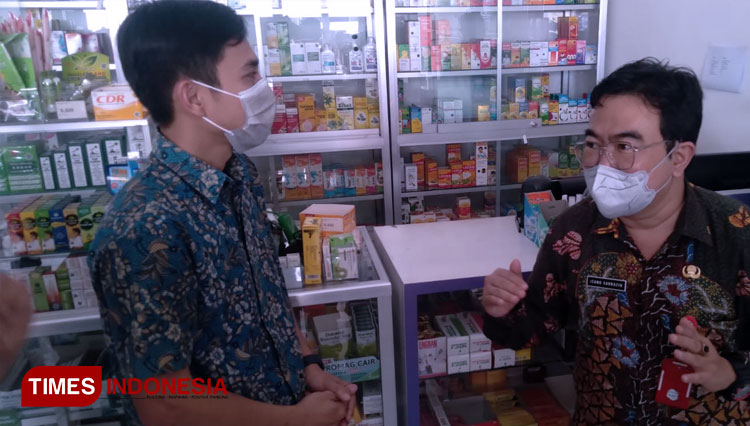 Dinas Kesehatan Kota Batu mengedukasi apotek untuk menghentikan penjualan obat sirup sementara waktu, menyusul dilaksanakannya penyelidikan epidemiologi dan pelaporan kasus gangguan ginjal akut pada anak. (FOTO: Muhammad Dhani Rahman/TIMES Indonesia)