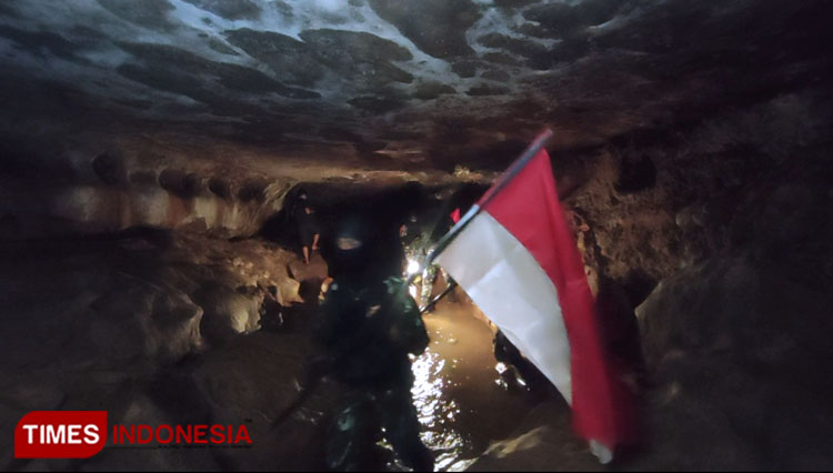 Pengambilan-Air-Suci-di-Goa-Safarwadi.jpg