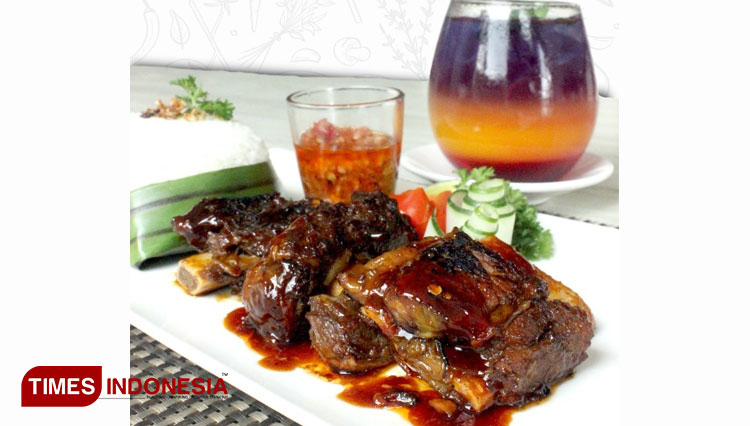 A Perfect Dinner Combination of Grilled Ribs and Sunset Sparkling by Java Lotus