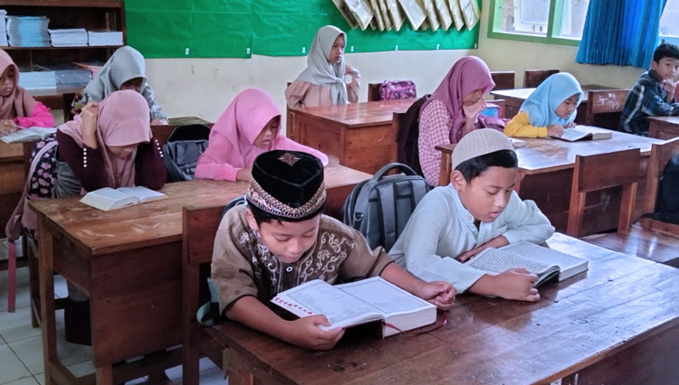 Suasana giat membaca Al-Quran dalam rangka memperingati Hari Santri Nasional di SDN 1 Gasang, Tulakan, Pacitan, Jumat (21/10/2022). (FOTO: Mujari for TIMES Indonesia) 