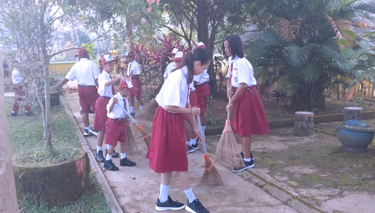 Menyapu Halaman Sekolah, Pembiasaan Penuh Makna dari SDN 2 Cokrokembang Pacitan