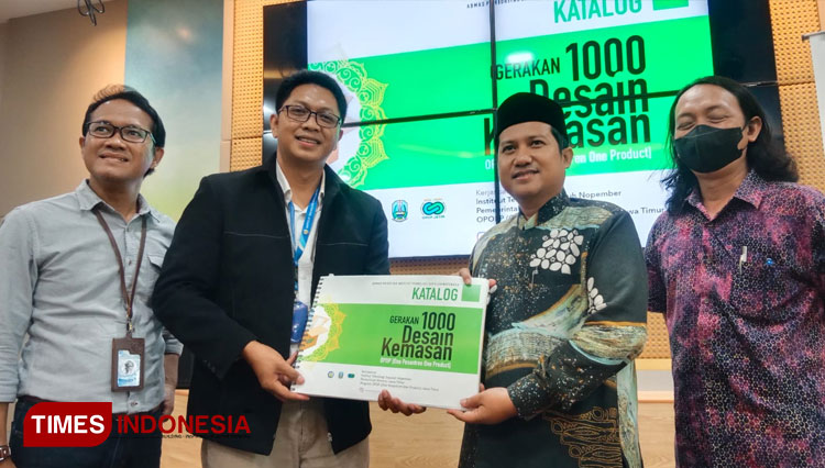 Ketua Abmas ITS Suyatman menyerahkan hasil karya desain kemasan kepada Sekjen OPOP (One Pesantren One Product) Jatim Mohammad Ghofirin, Jumat (21/10/2022). (Foto: Lely Yuana/TIMES Indonesia) 