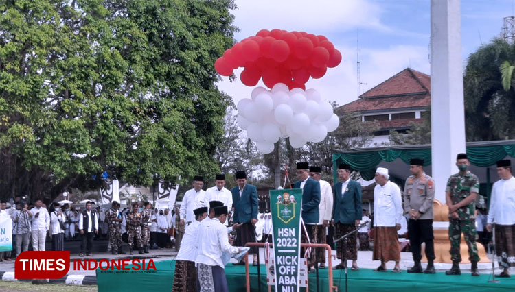 Pelepasan balon menandai leringatan Hari Santri Nasional dan kick off 1 abad NU. (Foto: Totok Hidayat/TIMES Indonesia)
