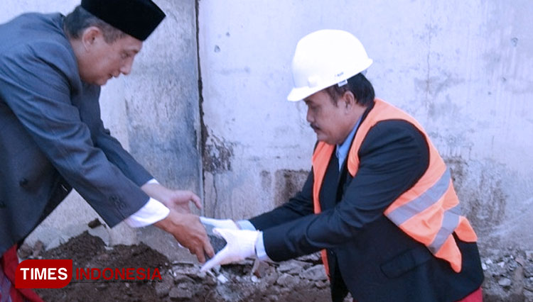 Jeje-Wiradinata-menerima-batu-pertama.jpg