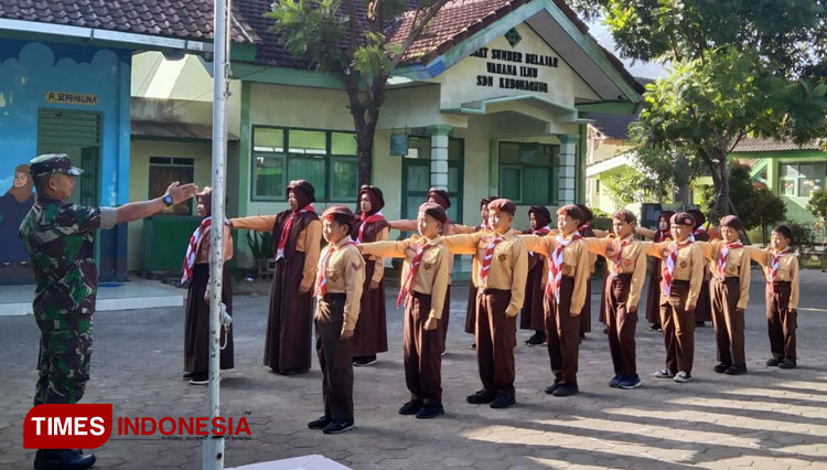 Penggalang Pramuka SDN Kebonagung Pacitan Dilatih PBB oleh TNI