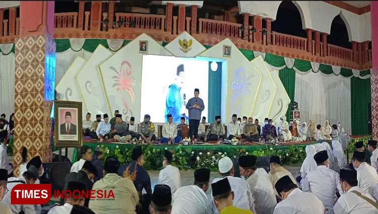 Menteri BUMN Erick Thohir saat memberikan beasiswa kepada Santri Darul Ulum Jombang, Jum'at (8/4/2022) lalu. (FOTO : Dok. Unipdu Jombang)