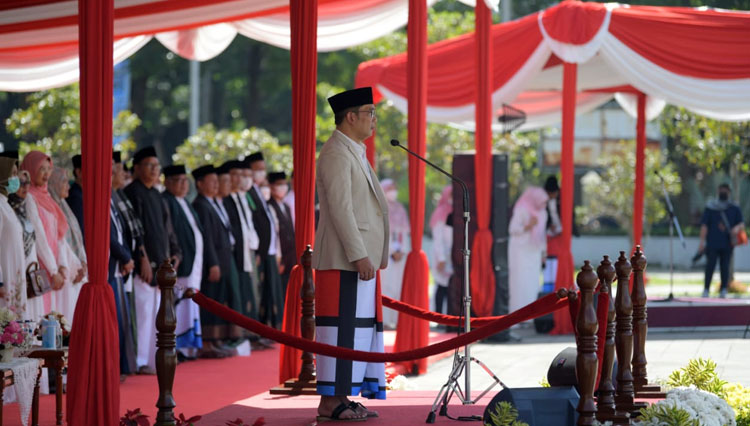 Gubernur Jawa Barat, Ridwan Kamil saat menjadi inspektur apel peringatan Hari Santri Tingkat Provinsi Jawa Barat Tahun 2022. (Foto: Humas Jabar)