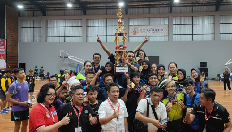 Kontingen tenis meja Provinsi Jawa Barat berfoto bersama seusai menerima piala bergilir setelah dinyatakan menjadi juara umum pada ajang Kejurnas Tenis Meja yang diselenggarakan di Kota Manado, Sulawesi Utara. (Foto Dok PTMSI Jabar)