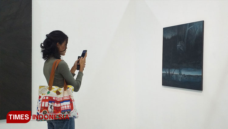 Seorang pengunjung sedang memotret karya seniman seni rupa, Dedy Suherdi di Galeri Pusat Kebudayaan, Kota Bandung. (Foto: Megha Nugraha/TIMES Indonesia)
