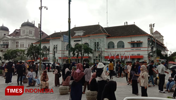 Wisatawan saat berkunjung ke Titik Nol Kilometer di Kawasan Malioboro Kota Yogyakarta. (FOTO: A Riyadi/TIMES Indonesia)