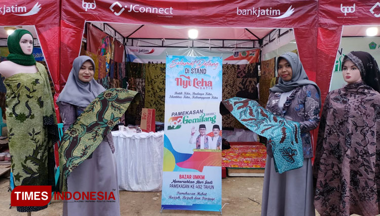 Nyi-Leha-Batik-a.jpg