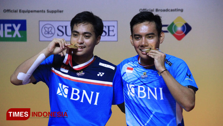 Juara Indonesia Masters 2022, Pramudya Kusumawardana/Rahmat Hidayat setelah pukul mundur pasangan unggulan pertama Ge Ji Ting/Zhou Hao Dong. Minggu 23/10/2022. (Foto: Tria Adha/TIMES Indonesia)