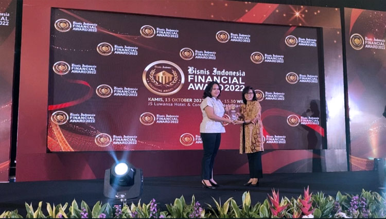 Dara Mila selaku Head of Sales & Partnership saat menerima Excellent Payment Gateway di BIFA 2022. (FOTO: Dok. Faspay)