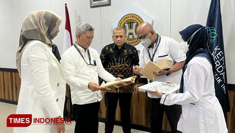 Direktur Dirmet, Matheus Hendro bersama Pj Bupati Nagan Raya, Fitriany (kiri) (FOTO: OJA/TIMES Indonesia)