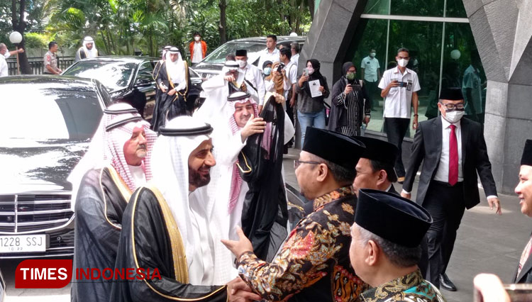 Menag Yaqut Cholil Qoumas menyambut kedatangan Menteri Haji dan Umrah Arab Saudi Tawfiq Ar Rabiah dikantor Kemenag Jakarta. (FOTO: Fahmi/TIMES Indonesia) 