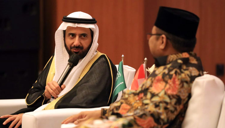 Menag Yaqut Cholil Qoumas dan Menteri Haji dan Umrah Arab Saudi Tawfiq Ar Rabiah saat pertemuan bersama di auditorium HM Rasjidi Kemenag. (FOTO: dok. Kemenag)