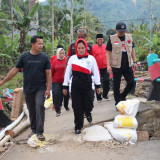 Sri Untari Serahkan Bantuan Bagi Korban Bencana di Malang Selatan