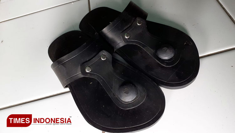 sandal-ban-Pak-Edy-a.jpg