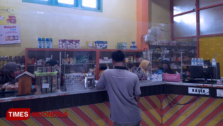 Salah satu apotek di Kabupaten Bondowoso, kini juga tidak melayani pembelian sirup (FOTO: Moh Bahri/TIMES Indonesia)