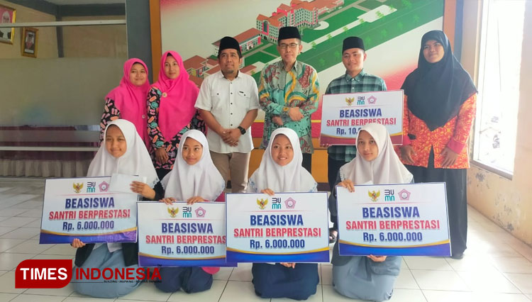 Penyerahan biaya pendidikan kepada Lima santri Darul Ulum yang dijanjikan beasiswa oleh Menteri BUMN Erick Thohir. (FOTO : Rohmadi/TIMES Indonesia)