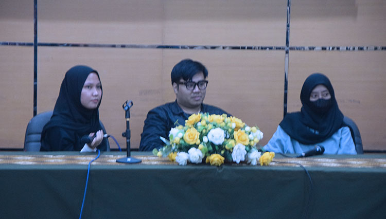 Moderator bersama Muhaddid Izzul Fikri dan Eka Putri A.N dalam sesi diskusi pada Cinemaria di Auditorium Nuswantara FISIP Universitas Brawijaya (22/10/2022). (FOTO: Societo Sineklub)