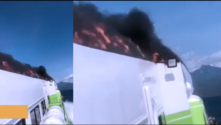 Petugas berusaha menyelamatkan korban kapal feri Cantika 77 yang terbakar, Senin (24/10/2022). (Foto: Tangkapan layar)