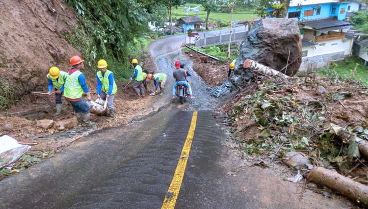 Ilustrasi penanganan tanah longsor di Jalan Ciwidey–Cidaun KM 239+000, Provinsi Jawa Barat.(FOTO: Biro Komunikasi Publik Kementerian PUPR RI)