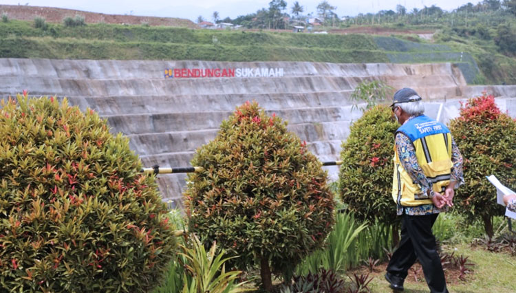 Menteri PUPR RI Basuki Hadimuljono saat mengunjungi pembangunan bendungan kering Sukamahi (FOTO: Biro Komunikasi Publik Kementerian PUPR RI)