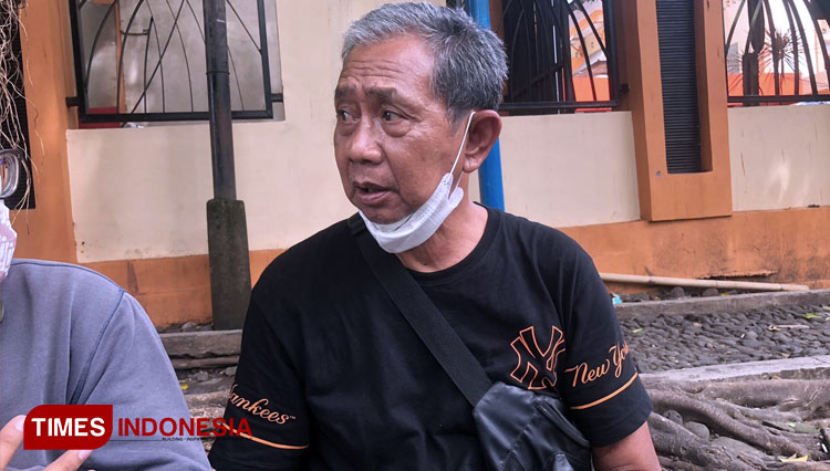 Pak Tik, Aremania Asal Blitar saat ditemui TIMES Indonesia di RSSA Malang, Selasa (25/10/2022). (FOTO: Rizky Kurniawan Pratama/TIMES Indonesia)