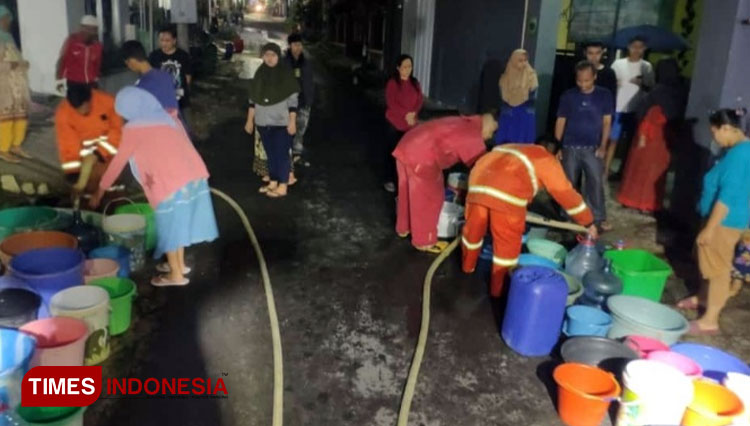 Pipa Perumdam Putus Warga Kota Batu Antri Air Bersih