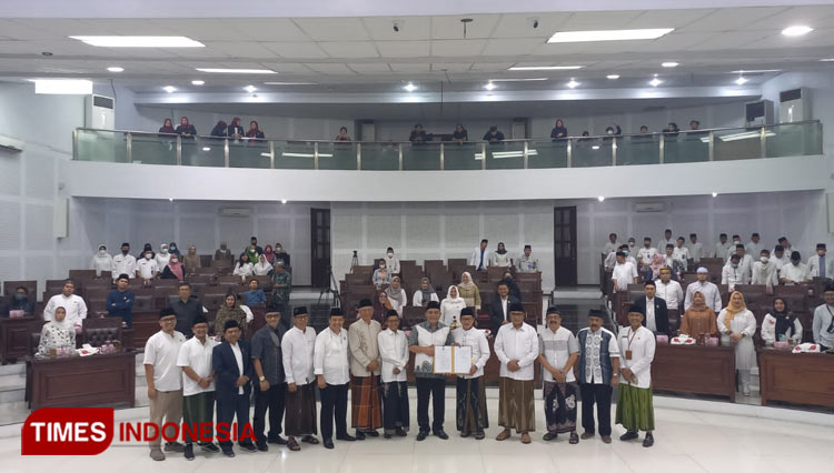 Pengesahan Ranperda RTRW yang dilakukan oleh Ketua DPRD Kota Malang dan Wali Kota Malang di gedung rapat paripurna. (Foto: Dok. Dok. DPRD Kota Malang/TIMES Indonesia)