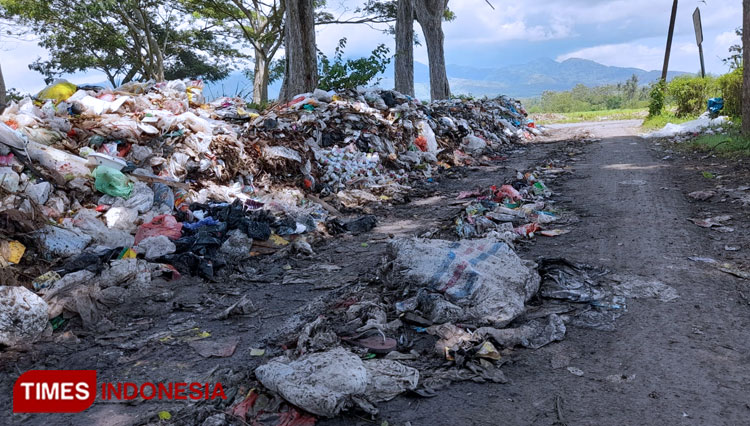 Tak Terurus! Sampah di Bondowoso Ditumpuk di Jalan oleh Dinas Terkait