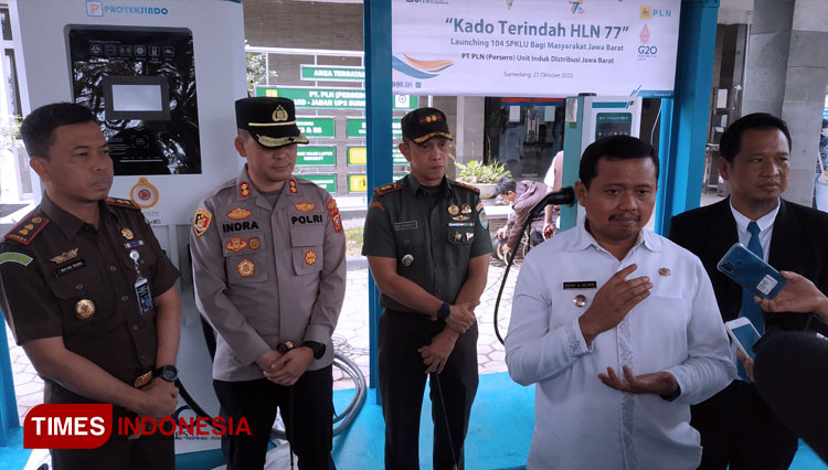Bupati Sumedang Dony Ahmad Munir bersama Manager PLN UP3, Redi Zusanto seusai meresmikan SPKLU di Halaman Kantor PLN UP3 Sumedang Jabar, Kamis (27/10/2022). (FOTO: Alan Dahlan/TIMES Indonesia)