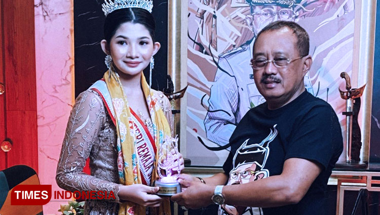 Kalila Rahmanda Kusumaputri bersama Wakil Wali Kota Surabaya Armuji, Kamis (27/10/2022). (FOTO: Lely Yuana/TIMES Indonesia