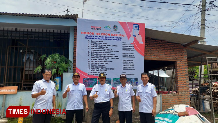 Kepala Desa Rejosari, Asis, beserta jajaranya seusai memasang banner nomor telepon darurat. (Foto: Anggara Cahya /TIMES Indonesia)