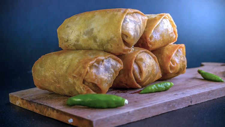 Lumpia Semarang. (FOTO: Letary/Freepik) 