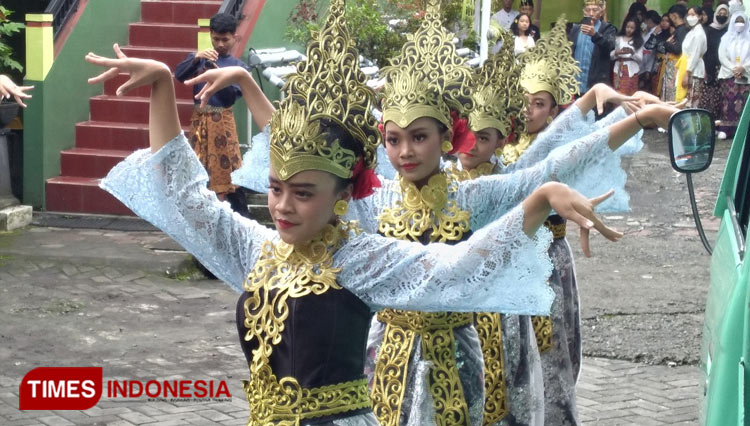 Bulan Bahasa, Siswa SMAN 2 Kota Batu Gunakan Baju Adat